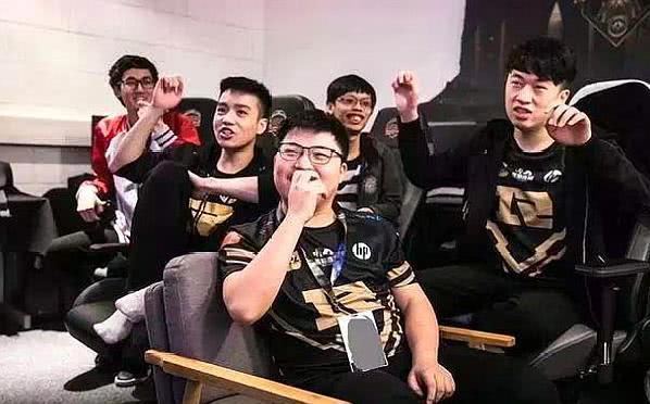 还没调整吗？ Top Esports 排名情况： Kanavi 对 jungle Noxus 情有独钟，mid、jungle 和 support 都在红色区域