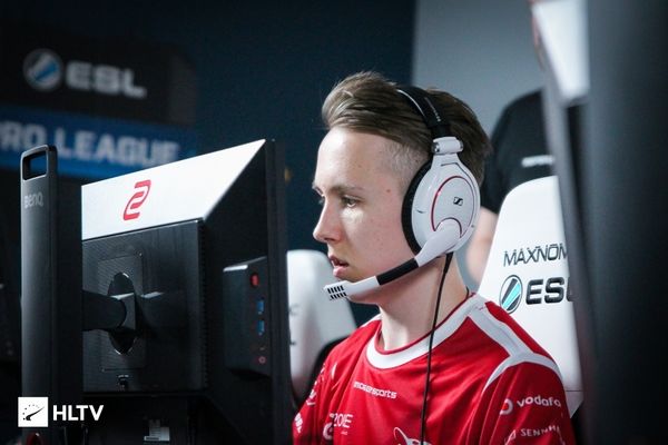 EWC官方：T1以2-1的比分战胜BLG，赢下了揭幕战